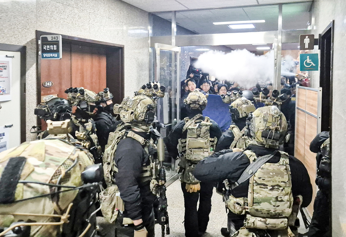 윤석열 대통령이 지난 12월 3일 밤 비상계엄을 선포한 가운데 4일 새벽 서울 국회의사당에서 계엄군이 국회 본청으로 진입하고 있다. (사진=연합뉴스)