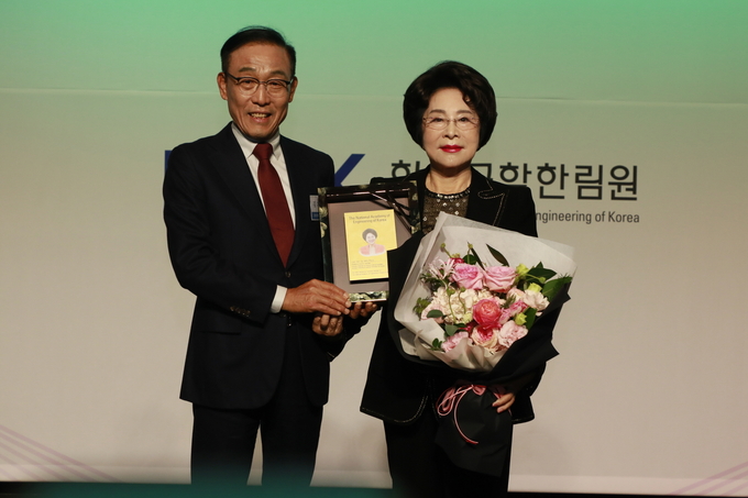 가천대 이길여 총장(사진 우)이 17일 김기남 공학한림원 회장(사진 좌)으로부터 한국공학한림원 명예회원 인증패를 받고 기념사진을 촬영하고 있다. (사진=가천대 제공)