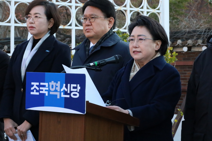 김선민 조국혁신당 대표 권한대행이 18일 용산 대통령 관저 인근에서 기자회견을 진행하고 있다. (사진=조국혁신당 제공)