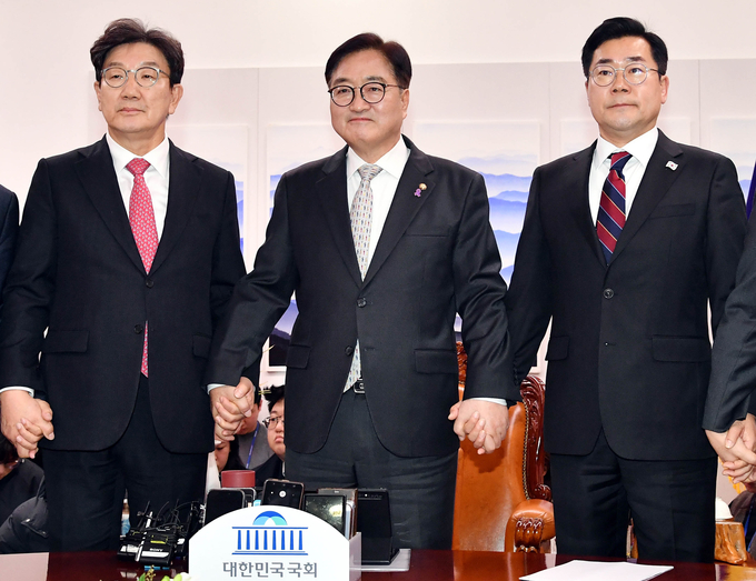 우원식 국회의장이 지난 17일 권성동 국민의힘 대표 권한대행 겸 원내대표와 박찬대 더불어민주당 원내대표와 회담 전 손을 맞잡고 있다. (사진=옥지훈 기자)
