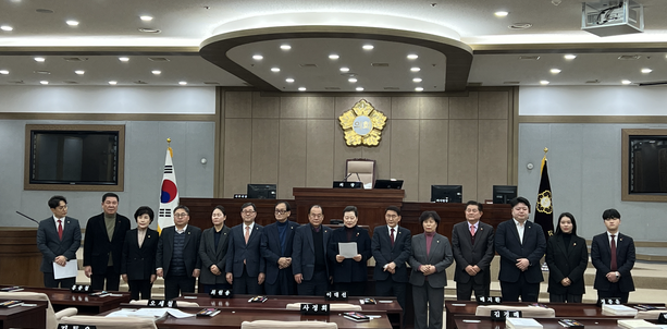 18일 수원시의회 국민의힘 의원들이 본회의장에서 기자회견을 진행하고 있다. (사진=장진 기자)