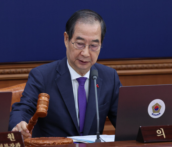 한덕수 대통령 권한대행 국무총리가 지난 17일 서울 종로구 정부서울청사에서 열린 국무회의 개회를 선언하며 의사봉을 두드리고 있다. (사진=연합뉴스)