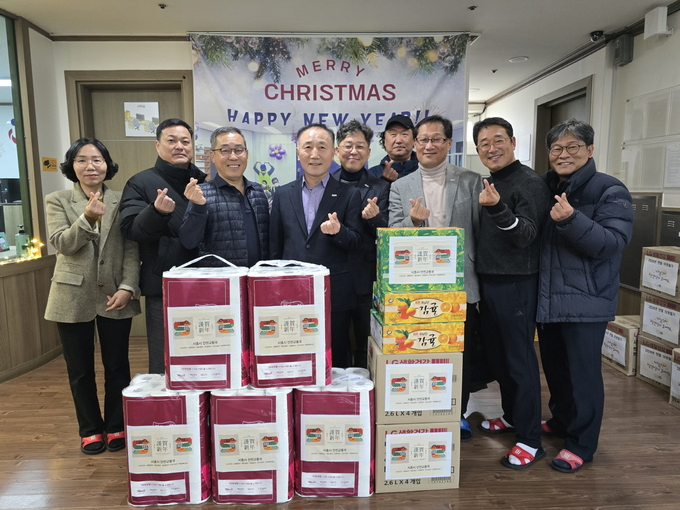 시흥시는 연말연시를 맞아 지역사회와 온정을 나누기 위해 지난 17일 관내 중증장애인 거주시설인 비전하우스를 방문했다. (사진=시흥시 제공)