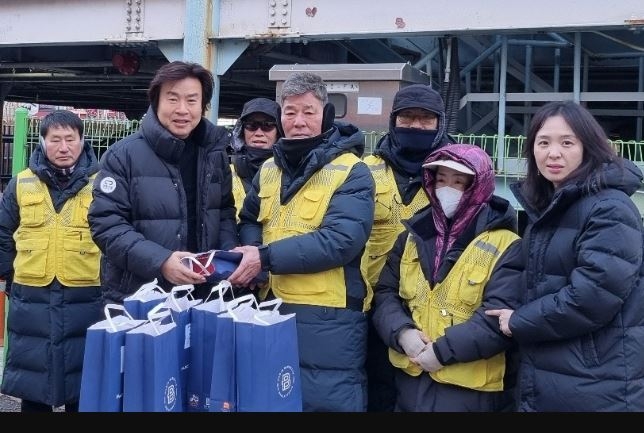 광명도시공사는 지난 18일 공영주차장 관리와 근무에 애쓰고 있는 주차관리팀 직원 80여명에게 격려품을 전달했다. (사진=광명도시공사 제공)