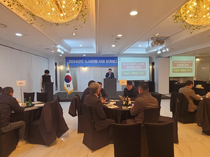 지난 18일 경기종합노동복지회관에서 개최된 '2024 노사민정 성과보고회'에서 김현수 수원시 제1부시장이 인사말을 하고 있다. (사진=수원시 제공)