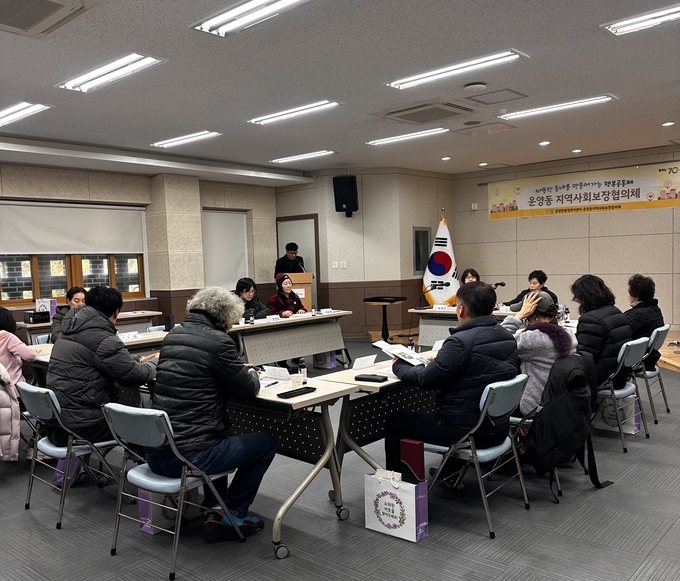 김포시 운양동 지역사회보장협의체 위원들의 올해에 이어 내년 특화사업에 대한 논의를 벌이고 있다. (사진=운양동지역사회보장협의체 제공)