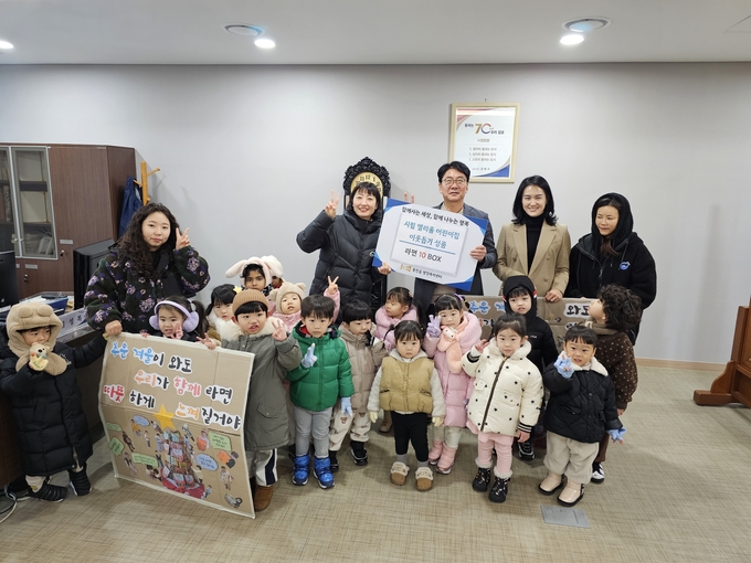 시립 엘리움 어린이집 아이들이 크리스마스 맞이 라면트리를 통진읍에 기탁하고 기념사진을 찍고 있다. (사진=통진읍사무소 제공) 