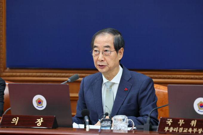 한덕수 대통령 권한대행이 19일 세종대로 정부서울청사에서 임시 국무회의를 주재하고 모두발언을 하고 있다. (사진=총리실 제공)