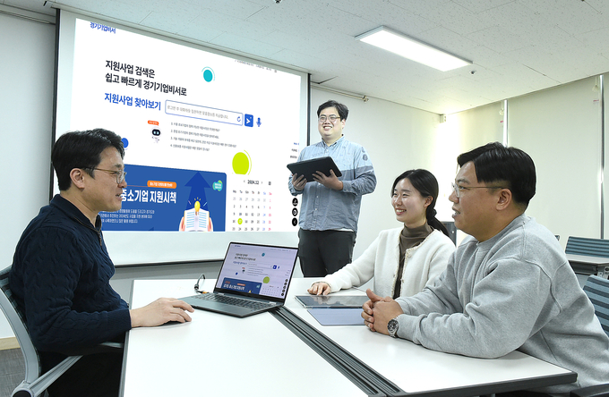 경과원 디지털경영팀 직원들이 전국 최초 AI 접목한 맞춤형 기업지원 플랫폼 ‘경기기업비서’를 공개하고 플랫폼을 시연하고 있다. (사진=경과원 제공)