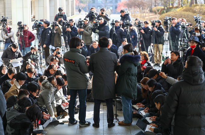 '12·3 비상계엄 사태'로 수사와 탄핵심판을 받게 된 윤석열 대통령 측이 입장을 밝히기로 한 19일 오후 취재진이 서울 서초구 서울고등검찰청 앞에서 열린 윤대통령의 측근 석동현 변호사의 입장 표명을 취재하고 있다. (사진=연합뉴스)