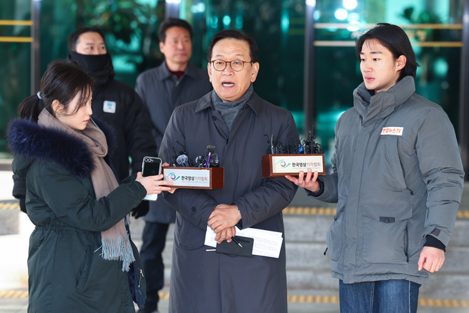 '12·3 계엄 사태'로 수사와 탄핵심판을 받게 된 윤석열 대통령의 변호인단 구성에 참여한 석동현 변호사가 19일 오후 서울 서초구 서울고등검찰청 앞에서 입장을 표명하고 있다. (사진=연합뉴스)