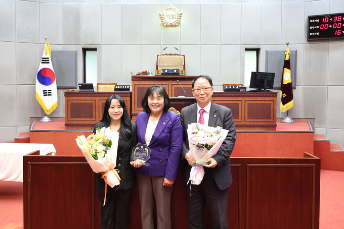 (왼쪽부터) 박소영 의원, 오인열 의장, 성훈창 의원. (사진=시흥시의회 제공)