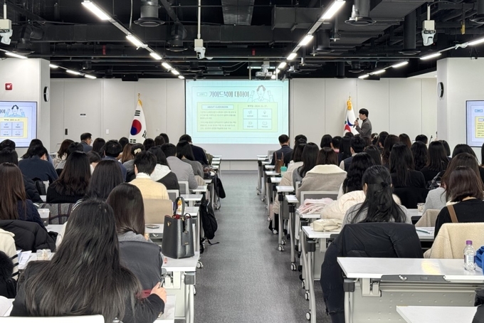  지난 19일 경기도교육청이 교육환경평가 사후관리 실무 지침서 개발관련 업무담당자 연수를 진행하는 모습. (사진=경기도교육청 제공)
