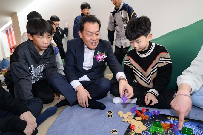 이재준 수원시장이 효동초등학교 청개구리 연못에서 아이들과 함께 하고 있다. (사진=수원시 제공)