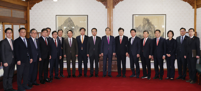 한덕수 대통령 권한대행 국무총리, 국민의힘 권성동 대표 권한대행 겸 원내대표 등 참석자들이 20일 서울 종로구 삼청동 총리공관에서 열린 고위당정협의회에서 기념사진을 촬영하고 있다. (사진=연합뉴스)