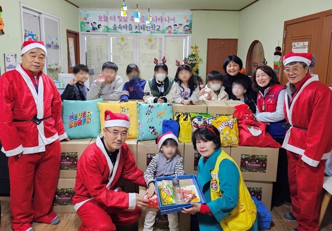 대한적십자사 경기도지사와 RCY 관계자들이 숲속마을지혜학교 아이들에게 선물을 전달하고 있다. (사진=대한적십자사 경기도지사 제공)