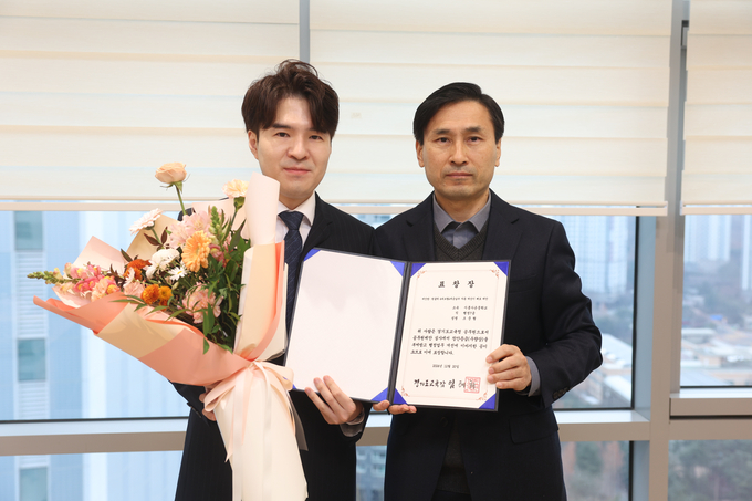  '원클릭 4대보험료와 세금납부 자동 계산기 프로그램'을 개발한 조준형 시흥가온중학교 주무관(왼쪽). (사진=경기도교육청 제공)
