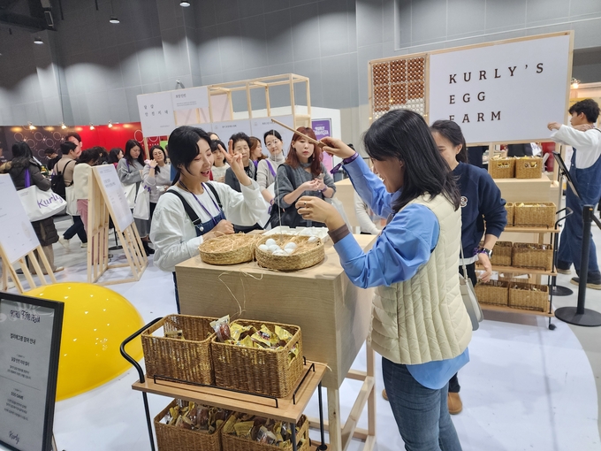 계란 옮기기 이벤트에 참여하고 있는 방문객. (사진=이효정 기자)