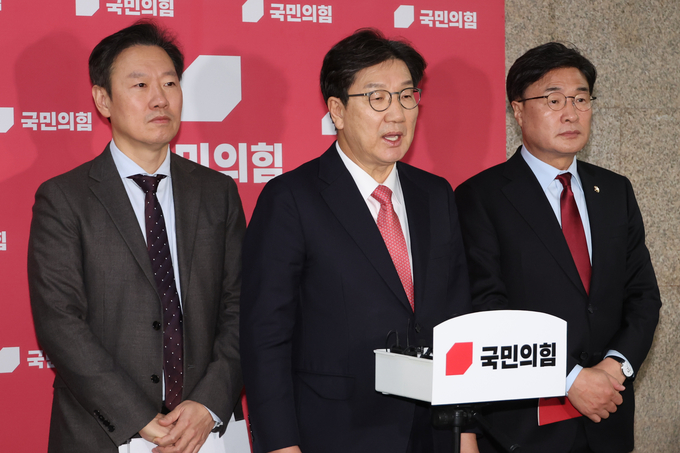 권성동 국민의힘 대표 권한대행 겸 원내대표(가운데)가 20일 오후 국회에서 민생·안보 협의를 위한 여야정 국정협의체 참여 결정 등에 대한 취재진 질문에 답하고 있다. (사진=연합뉴스)