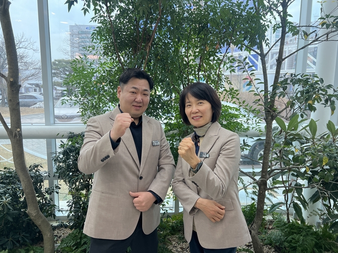 홍승화 수원시 민원협력관(왼쪽)과 허순옥 수원시 새빛민원실 베테랑팀장. (사진=장진 기자)