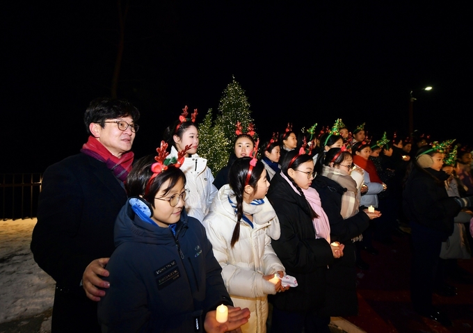 김포시 김병수 시장과 소년소녀합창단이 함께 점등 카운트다운을 하고 있다. (사진 =김포시청 홍보담당관실 제공)