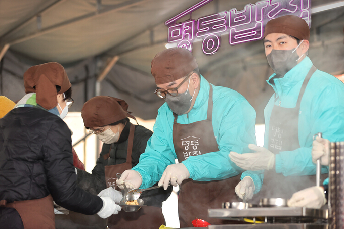 봉사활동에 참석한 이은형 하나금융그룹 부회장(가운데)이 봉사자들과 함께 식사 준비를 돕고 있다. (사진=하나금융그룹 제공)