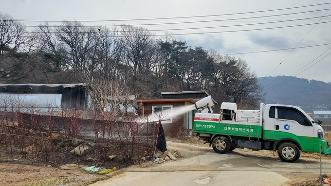 소규모 농가 진입로 등 취약지역 소독을 지원하는 모습. ( 사진 = 인천시 제공 )
