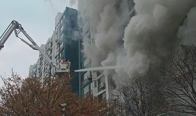 지난 21일 오후 인천 연수구 연수동 한 아파트에서 불이 나 소방당국이 진화에 나서고 있다. ( 사진 = 인천소방본부 제공 )