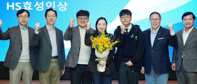 HS효성이 출범 이후 처음으로 '2024 올해의 자랑스러운 HS효성인상' 시상식을 20일 개최했다. 조현상 HS효성 부회장(오른쪽에서 두번 째), ‘2024 올해의 자랑스러운 HS효성인상’ 수상자 정유조PL과 가족들(왼쪽에서 세번 째, 네번 째, 다섯번 째)