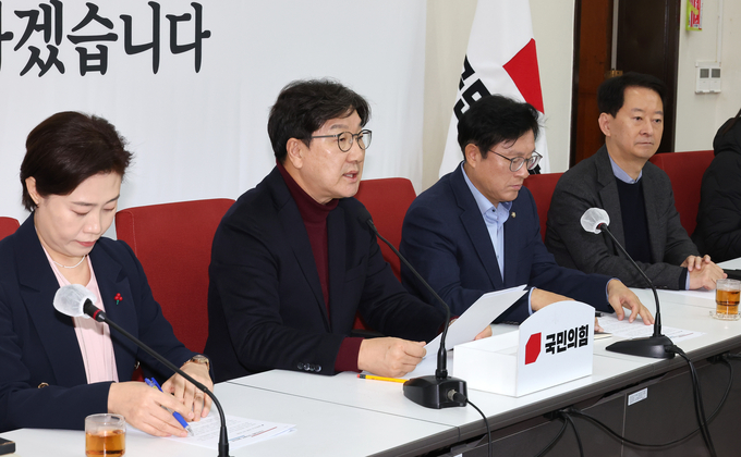 권성동 국민의힘 당 대표 권한대행 겸 원내대표(가운데)가 22일 오전 국회에서 열린 기자간담회에서 발언하고 있다. (사진=연합뉴스)