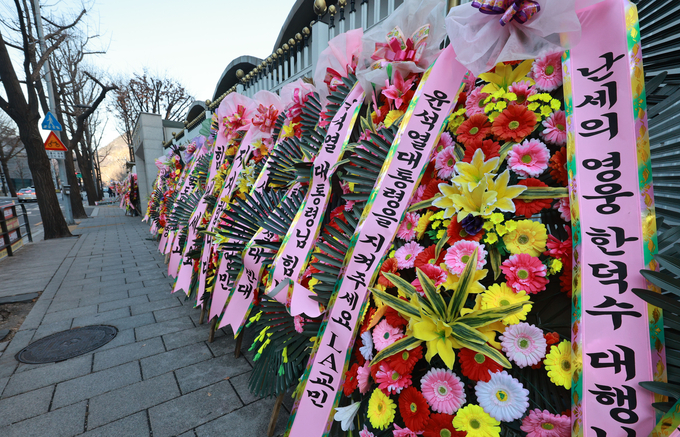 22일 오후 서울 세종대로 정부서울청사 인근에 한덕수 대통령 권한대행 겸 국무총리를 응원하는 화환이 놓여져 있다. (사진=연합뉴스)