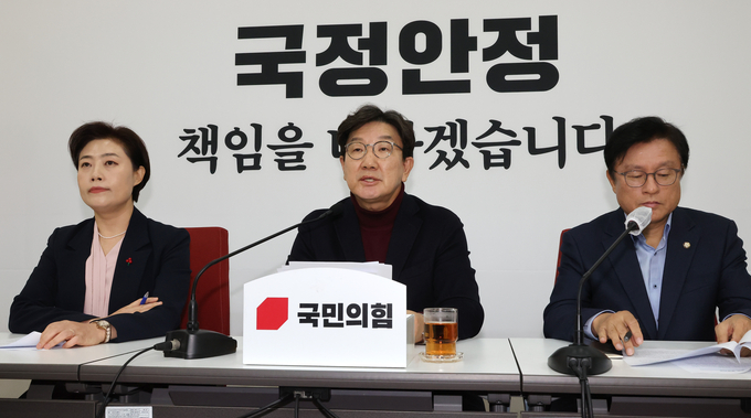 권성동 국민의힘 당 대표 권한대행 겸 원내대표(가운데)가 22일 오전 국회에서 열린 기자간담회에서 발언하고 있다. (사진=연합뉴스)