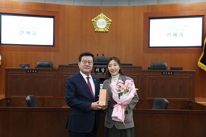 행정개선 분야를 수상한 전예슬 의원. (사진=오산시의회 제공)