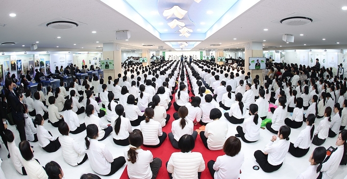 22일 서울시 성동구 신천지 왕십리교회에서 열린 ‘왕십리 2024 신천지 말씀 대성회’에 이만희 총회장이 강연을 하고 있다. (사진=신천지 요한지파 제공)