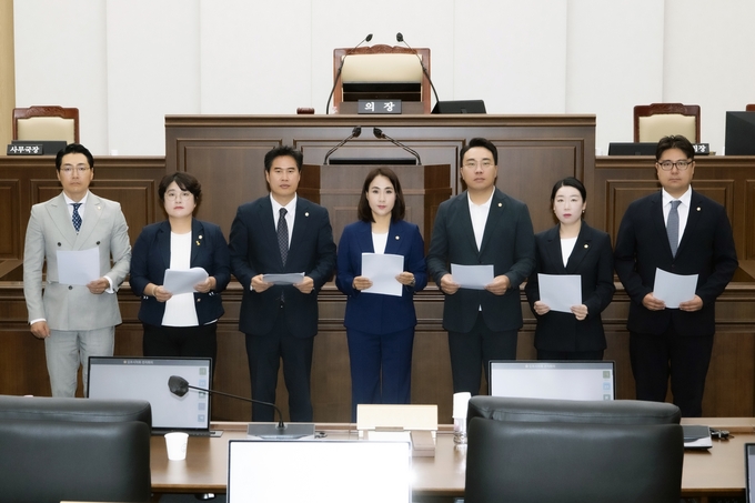 김포시의회 민주당 소속 의원 7명이 국민의 힘 의원들과 김병수 시장을 향해 비난성명서를 발표하고 있다. (사진=김포시의회 민주당 제공)