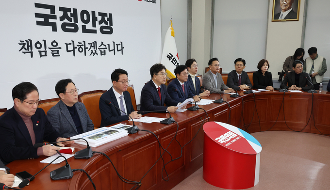 권성동 국민의힘 대표 권한대행 겸 원내대표(왼쪽 네번째)가 23일 오전 국회에서 열린 원내대책회의에서 발언하고 있다. (사진=연합뉴스)