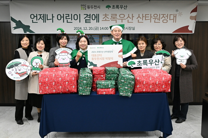 박형덕 동두천시장이 산타복장을 하고 선물행사에 참여했다. (사진=동두천시 제공)