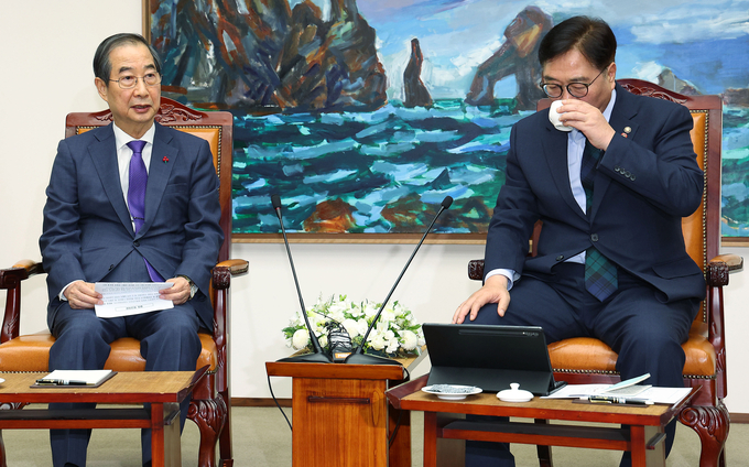 한덕수 대통령 권한대행 국무총리와 우원식 국회의장이 지난 15일 국회 의장실에서 만나고 있다. (사진=연합뉴스)
