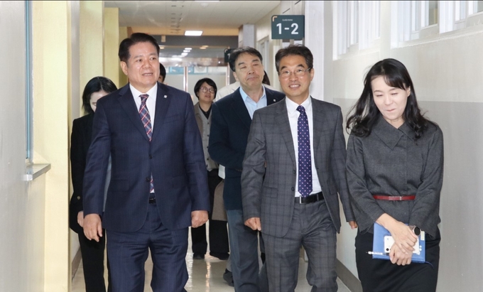 최대호(왼쪽) 안양시장이 지난 3일 안양고등학교를 찾아 고교학점제 준비상황을 살펴보고 있다. (사진=안양시 제공)