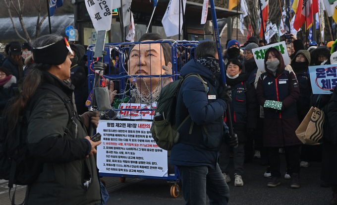 22일 오후 서울 서초구 남태령 부근에서 한남동 대통령 관저를 향하다 경찰차벽에 막혀 대치중인 전국농민회총연맹의 트랙터 집회에서 체포된 모습의 윤석열 대통령 인형이 배치돼 있다. (사진=옥지훈 기자)