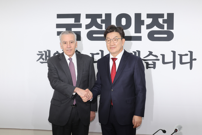 권성동 국민의힘 대표 권한대행 겸 원내대표가 23일 오후 국회에서 필립 골드버그 주한 미국대사를 만나 악수하고 있다. (사진=연합뉴스)