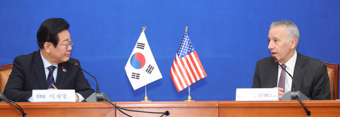 이재명 더불어민주당 대표가 23일 오후 국회에서 필립 골드버그 주한미국대사를 만나 대화하고 있다. (사진=연합뉴스) 