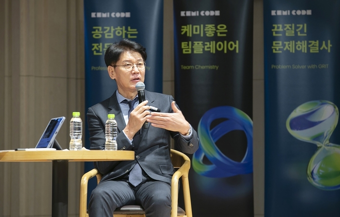 이강철 감독이 케이뱅크 임직원을 대상으로 리더십 강의를 진행하고 있다. (사진=케이뱅크 제공)