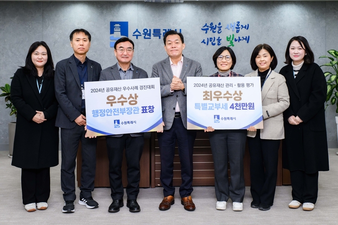 이재준 수원시장(가운데)과 수원시 공직자들이 함께하고 있다. (사진=수원시 제공)