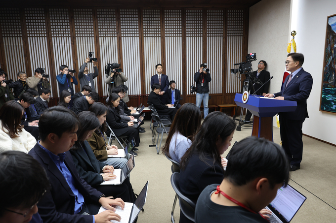 우원식 국회의장이 24일 오후 국회에서 기자회견을 열어 한덕수 대통령 권한대행 국무총리가 이날 오전 내란·김건희 여사 특검법과 헌법재판관 임명 문제와 관련 발언한 것에 대해 입장을 발표하고 있다. (사진=연합뉴스)