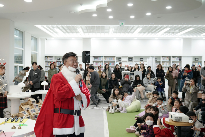 산타로 분장한 신상진 성남시장이 리모델링한 중앙도서관 어린이 자료실을 방문해 뮤지컬 관람 어린이들과 함께하고 있다. (사진= 성남시 제공)