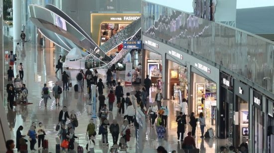 인천공항 1터미널 내 면세점을 이용하는 승객들의 모습. (사진=연합뉴스 제공)