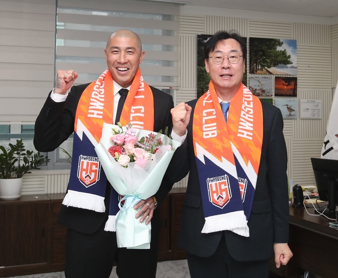 정명근 화성시장과 차두리 화성FC 감독이 기념촬영을 하고 있다. (사진=화성FC 제공)