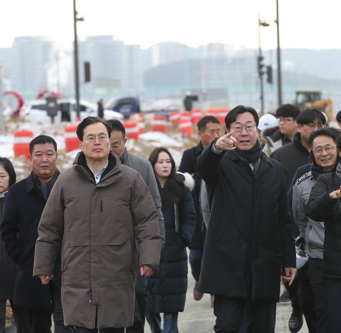정명근 화성시장이 경부고속도로 지하화 구간의 상부연결도로 전면 개통을 앞두고 현장을 찾았다. (사진=화성시 제공)