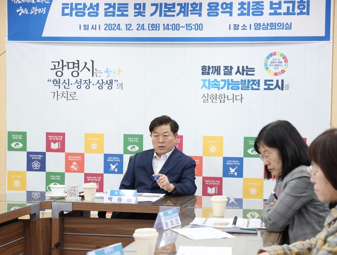 박승원 광명시장이 지난 24일 시청 영상회의실에서 열린 '광명2R 주택재개발구역 내 학교 용지에 학교복합시설 건립을 위한 타당성 검토 및 기본계획 연구용역 최종보고회'에 참석해 발언하고 있다. (사진=광명시 제공)